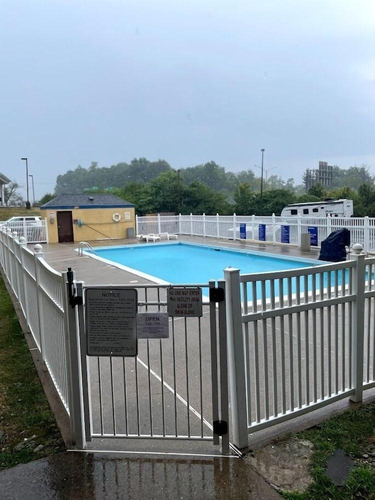 Days Inn By Wyndham Fort Wright Cincinnati Area Exterior photo